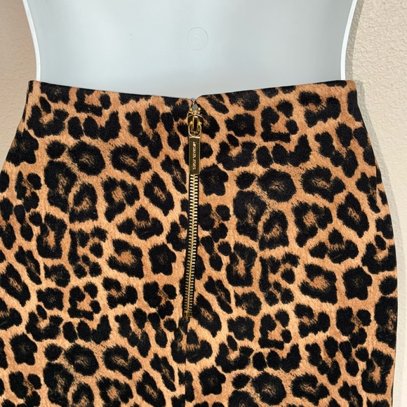 MICHAEL KORS leopard skirt, back slit, lined, exposed gold zipper in back. 16 - Picture 8 of 17